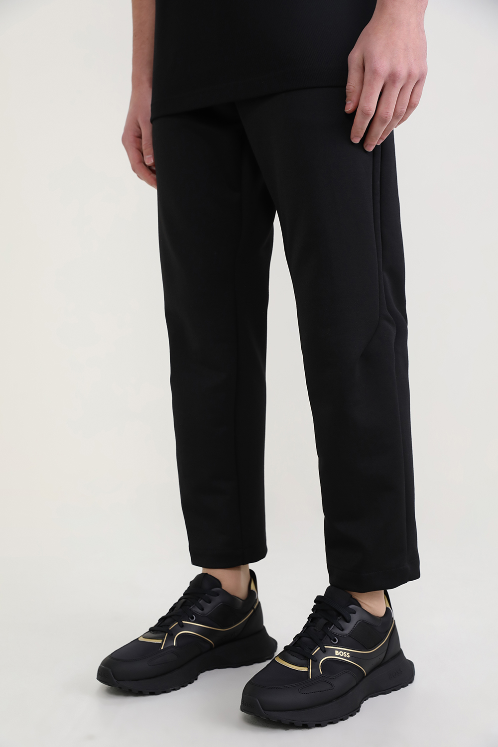 תמונת כל הלוק של סניקרס ג'ונה עם לוגו